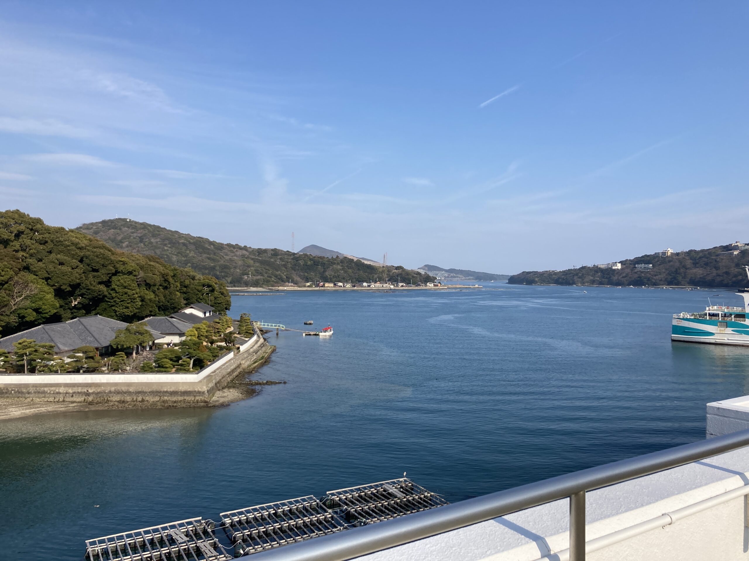 鳥羽水族館の屋上テラスから見える鳥羽湾の景色